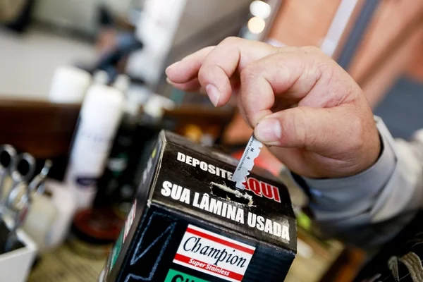 Vigilância Sanitária intima 23 barbearias e restaurantes no DF