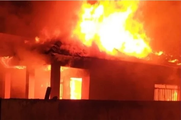 Idosa e gato morrem após casa ser consumida pelas chamas em incêndio