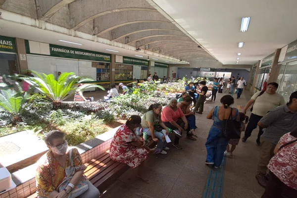 Pacientes relatam demora extrema em Farmácia de Alto Custo no DF: “Caótico”