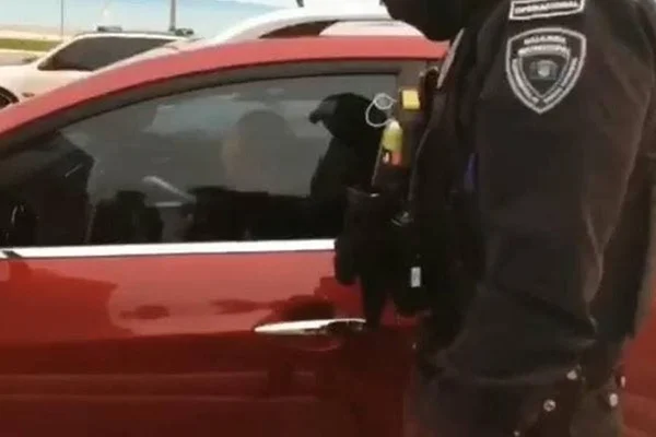 Homem de 50 anos é flagrado dormindo no carro em frente a semáforo