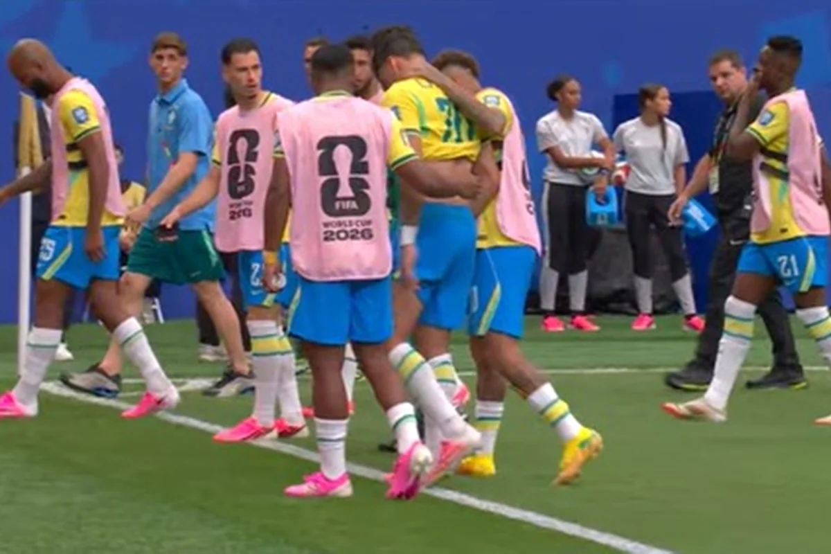 Lucas Paquetá deixou o gramado do jogo contra o Japão após lesão. Lucas Paquetá deixou o gramado do jogo contra o Japão após lesão.