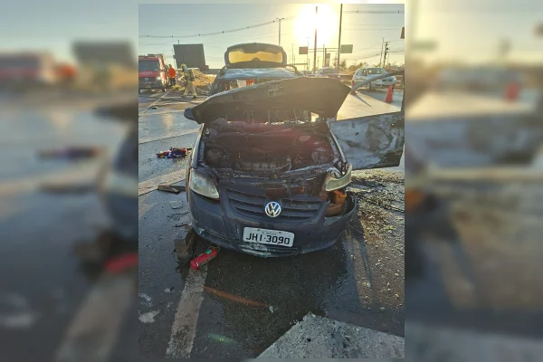 Carro é consumido por chamas e fica destruído em meio a rodovia no DF - destaque galeria Carro é consumido por chamas e fica destruído em meio a rodovia no DF - destaque galeria