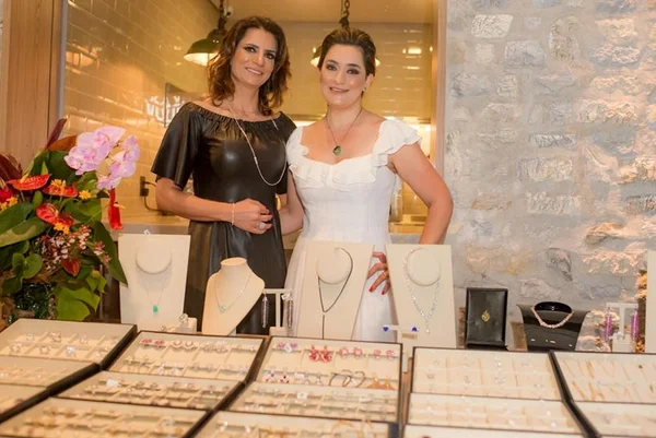 Evento de joias leva formadoras de opinião ao novo restaurante ‘A Mano
