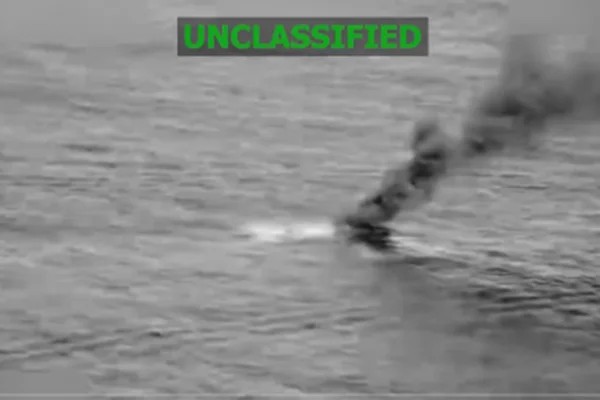 Imagem divulgado pelos EUA mostra embarcação sendo atacada