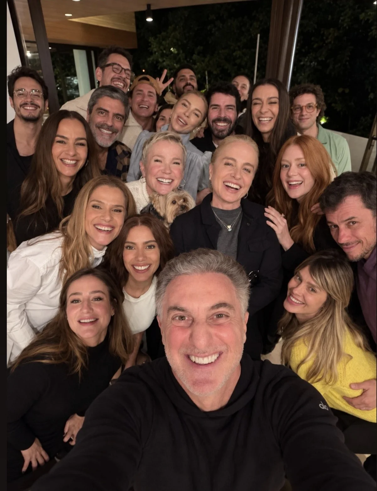 Luciano Huck é detonado após foto ao lado de amigos: “Nenhum negro” - imagem 1 Luciano Huck é detonado após foto ao lado de amigos: “Nenhum negro” - imagem 1