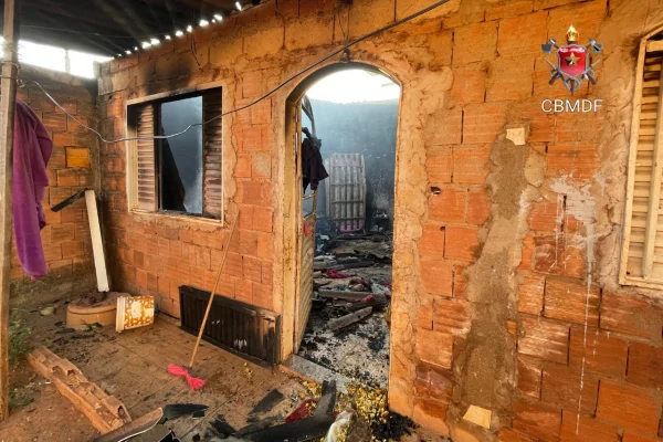 Foto colorida de casa destruída por fogo
