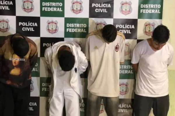 Quatro homens algemados