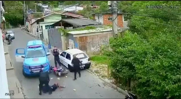 Vídeo: PMs do Rio atropelam motociclista e o jogam no chão para revistá-lo