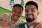 Ataque formado por Flaco e Roque ajudaram Palmeiras a alcançar a liderança do Brasileirão. Ataque formado por Flaco e Roque ajudaram Palmeiras a alcançar a liderança do Brasileirão.