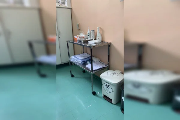 Sem cueca, jovem prende pênis em zíper e começa 2022 no hospital