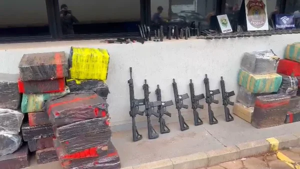 Fuzis e caixas com maconha alinhadas em parede após operação da pf no pr - Metrópoles