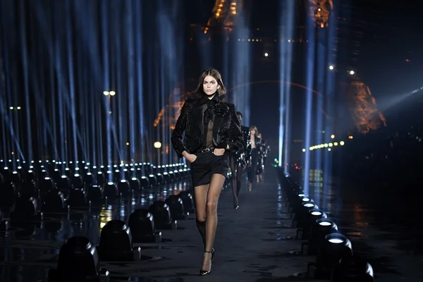 Vídeo: Saint Laurent faz roupas e Torre Eiffel brilharem em sintonia