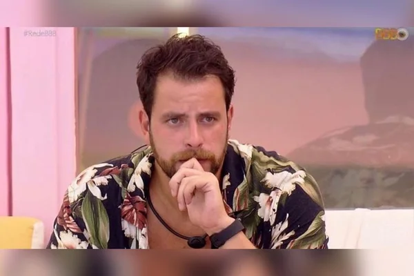 Gustavo Marsengo, participante do Big Brother Brasil 22. Ele tem cabelos loiros, barba loira e usa camiseta colorida - Metrópoles