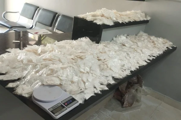 Imagem colorida mostra pacotes de cocaína encontrados com adolescente apreendida em Paraisópolis - Metrópoles