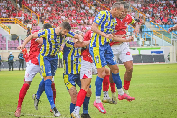 Jogadores de Sergipe e Jequié disputam bola aérea pelo Brasileirão Série D Will Bank
