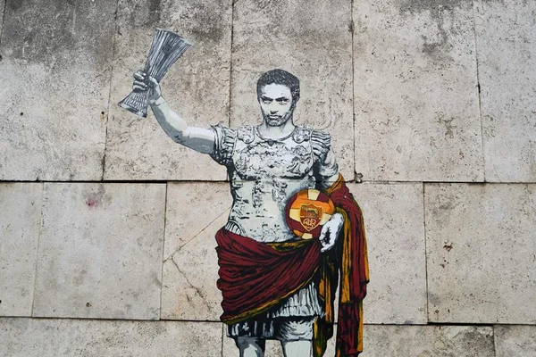 Mural feito em homenagem ao técnico José Mourinho coloca o treinador como imperador romano e segurando a taça da Liga da Conferência - Metrópoles