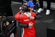 Lewis Hamilton abraça o rival Kimi Antonelli. Lewis Hamilton abraça o rival Kimi Antonelli.