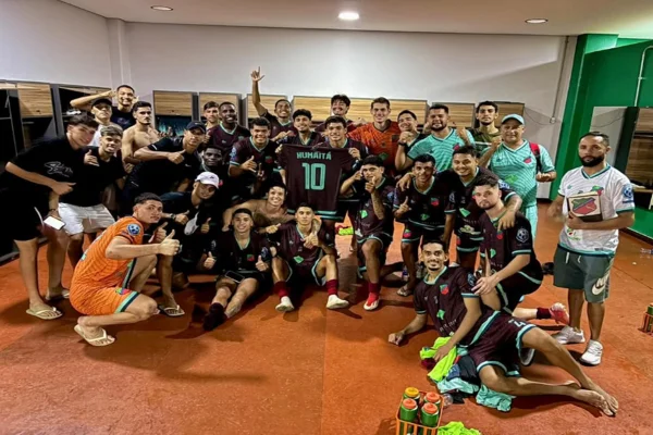 Jogadores do Humaitá AC comemoram vitória