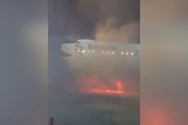 Imagem colorida mostra avião pegando fogo no Aeroporto de Guarulhos - Metrópoles