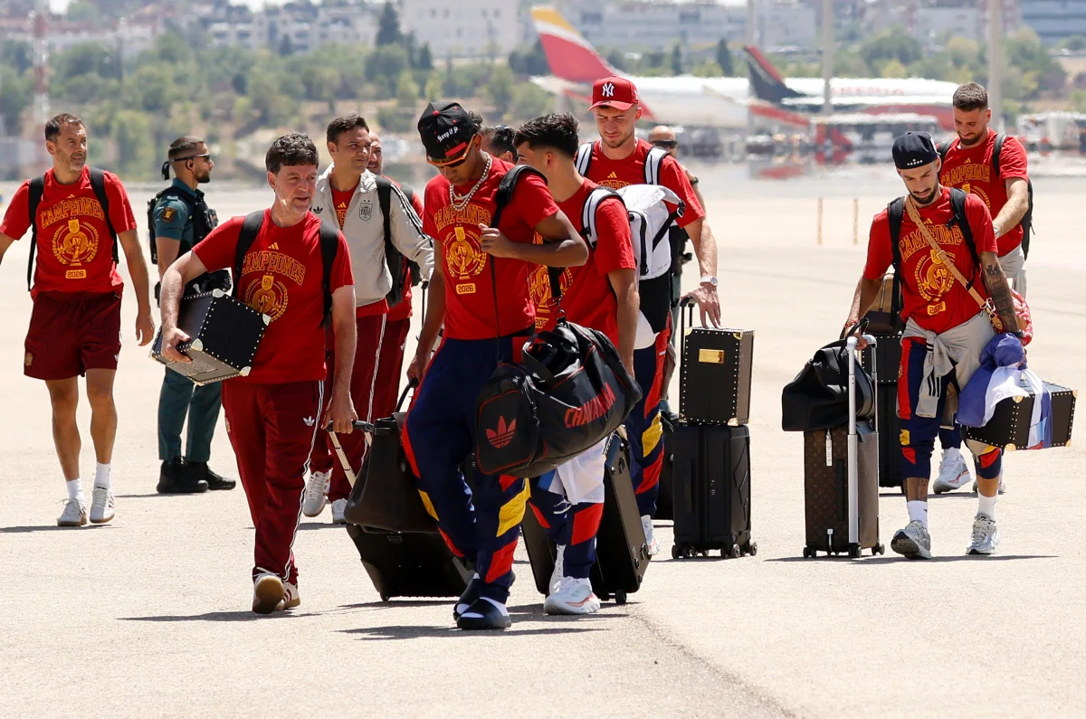 Seleção da Espanha desembarca em Madri após título da Copa do Mundo - imagem 3 Seleção da Espanha desembarca em Madri após título da Copa do Mundo - imagem 3