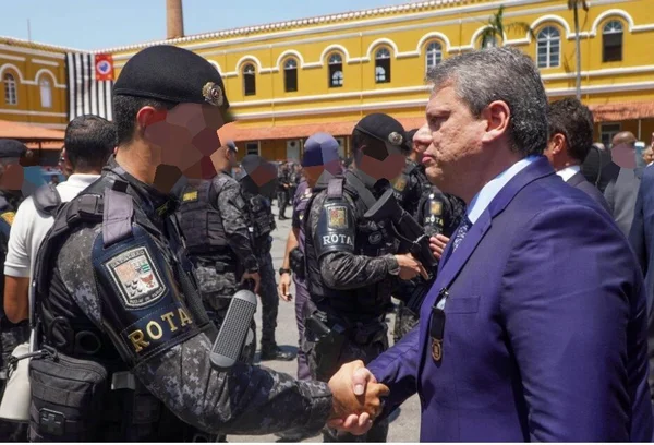 Governador de SP Tarcísio de Freitas (direita) cumprimenta policial da Rota apertando a mão do PM - Metrópoles