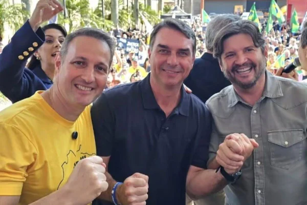 O deputado federal e candidato ao Senado, Guilherme Derrite (PP), o senador e candidato à Presidência da República, Flávio Bolsonaro (PL), e o deputado estadual e candidato ao Senado, André do Prado (PL)