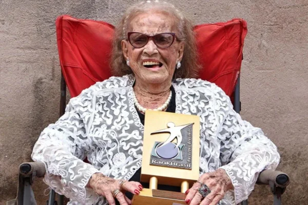 Baiana de 108 anos é a mulher mais velha do mundo a fazer tatuagem