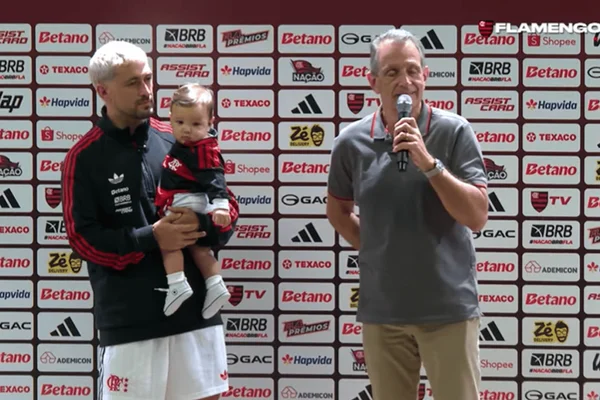 De Arrascaeta ao lado de BAP, presidente do Flamengo