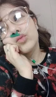 A doença dela fragiliza as articulações e a deixa sem força muscular para se locomover ou se mexer A doença dela fragiliza as articulações e a deixa sem força muscular para se locomover ou se mexer