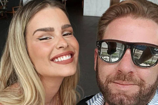 Sérgio Tristão e Yasmin Brunet em foto colorida. Ela sorri, e ele usa óculos escuro - Metrópoles