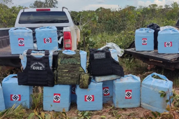 Foto colorida de apreensão de fardos de cocaína com suástica nazista - Metrópoles