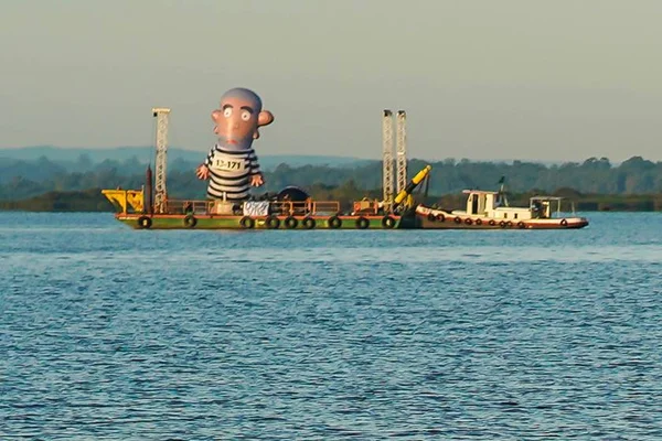 Pixuleco com Lula vestido de presidiário chama atenção em Porto Alegre