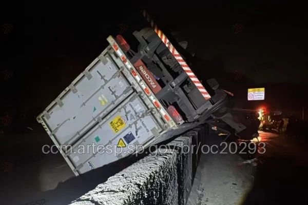 Imagem colorida mostra acidente em Cubatão que interditou Anchieta. Metrópoles