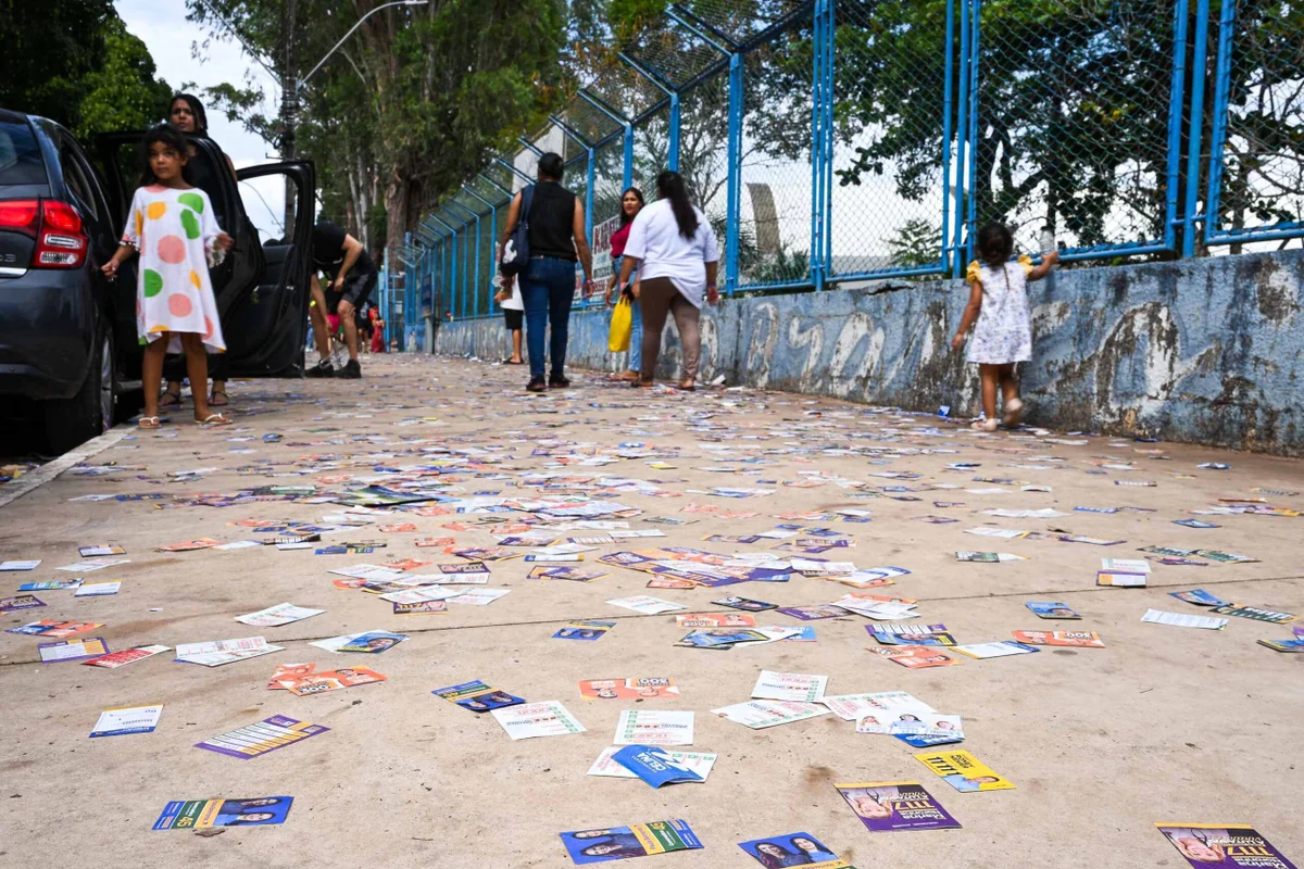 DF amanhece com ruas tomadas por santinhos DF amanhece com ruas tomadas por santinhos
