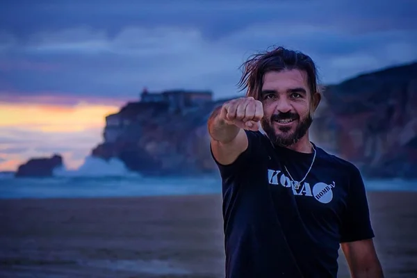 Brasileiro bate recorde mundial e surfa a maior onda da história