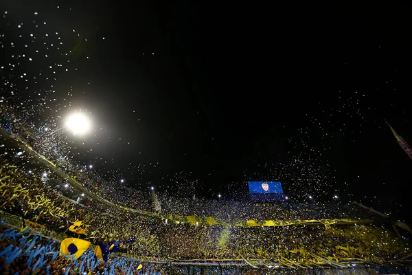 Chuva de papel picado atrasa Boca x River na semi da Libertadores
