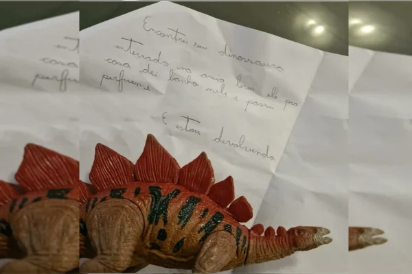 Vizinha devolve dinossauro perdido por criança com bilhete fofo: “Dei banho nele”