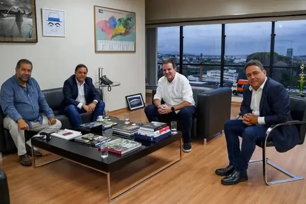 Carlos Lupi e Eduardo Paes decidem separar chapa PDT-PSD no RJ