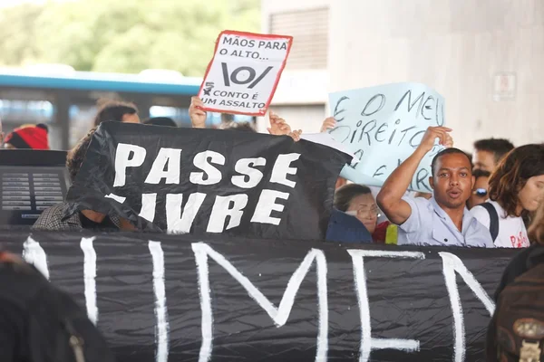 GDF recua e retira de pauta projeto que limita passe livre estudantil