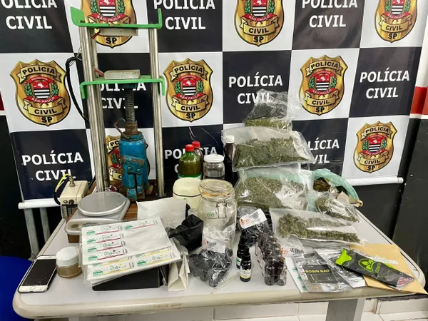 Imagem mostra material usado na produção de canabidiol - Metrópoles