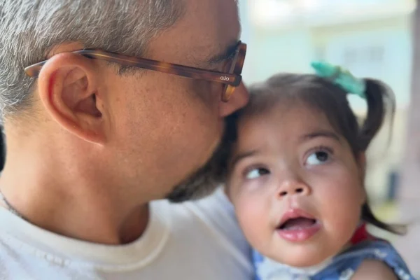 Filha de Juliano Cazarré, Maria Guilhermina, no CTI: pediatras detalham cuidados intensivos - Metrópoles