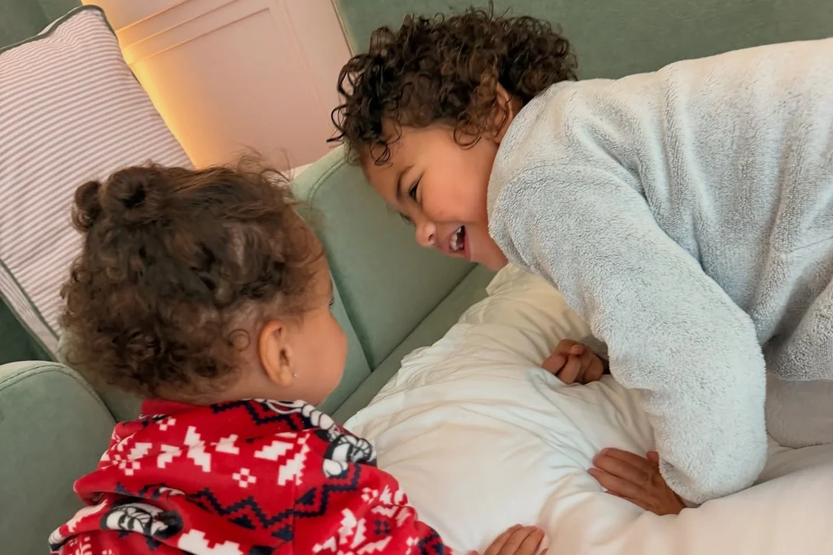 Mavie, filha de Bruna Biancardi e Neymar, posa com a irmã, Mel Mavie, filha de Bruna Biancardi e Neymar, posa com a irmã, Mel