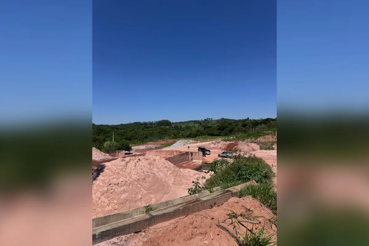A área explorada tem aproximadamente 12 hectares, equivalente a 16 campos de futebol A área explorada tem aproximadamente 12 hectares, equivalente a 16 campos de futebol
