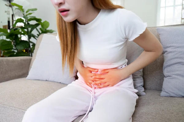 mulher com inflamação no corpo