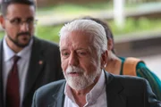 Senador Jaques Wagner chega para reunião com o presidente Lula em caráter emergencial para debater os desdobramentos do segundo turno da campanha eleitoral em Brasília Senador Jaques Wagner chega para reunião com o presidente Lula em caráter emergencial para debater os desdobramentos do segundo turno da campanha eleitoral em Brasília