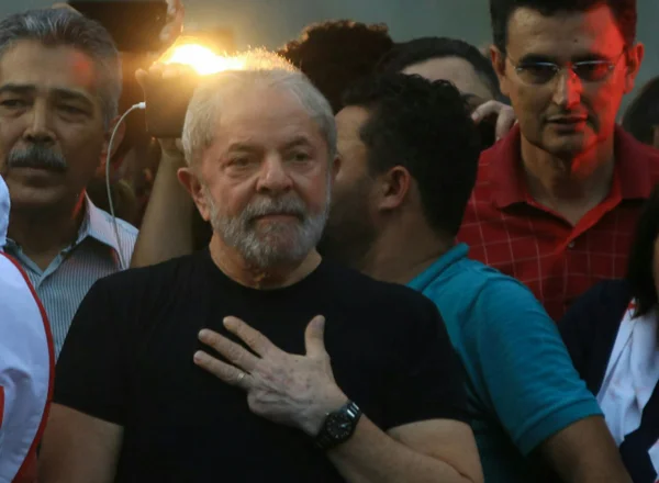 Lula diz que não vai fugir e chama Moro de “analfabeto político”