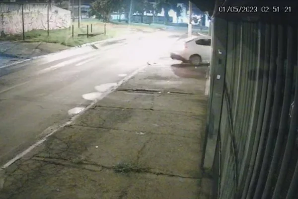 Vídeo: motorista perde o controle do carro, invade casa e foge no DF