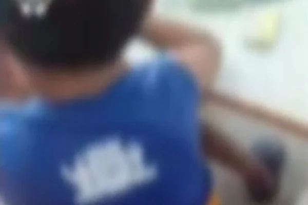 Imagem colorida, criança sentada no chão - Metrópoles