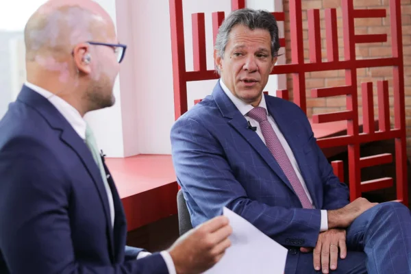 Imagem colorida, o ministro da Fazenda, Fernando Haddad, concede entrevista ao Acorda Metrópoles- Metrópoles