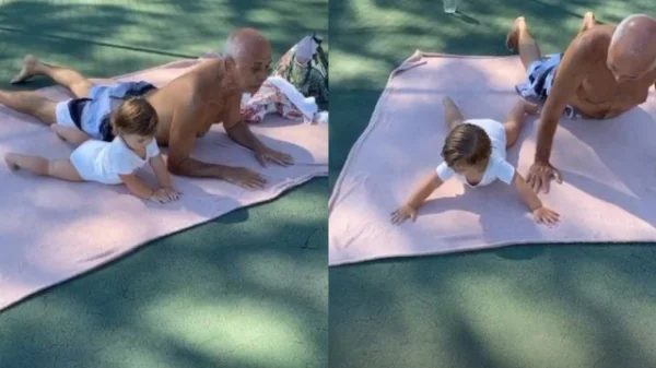 Clara Maria fazendo Yoga com o avô
